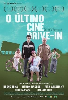 Ao fundo, contornos do cinema drive in de brasília, em tons esverdeados sobre um céu azul com poucas nuvens. À frente, as personagens principais do filme. Abaixo, um texto: “Uma homenagem ao próprio cinema”.