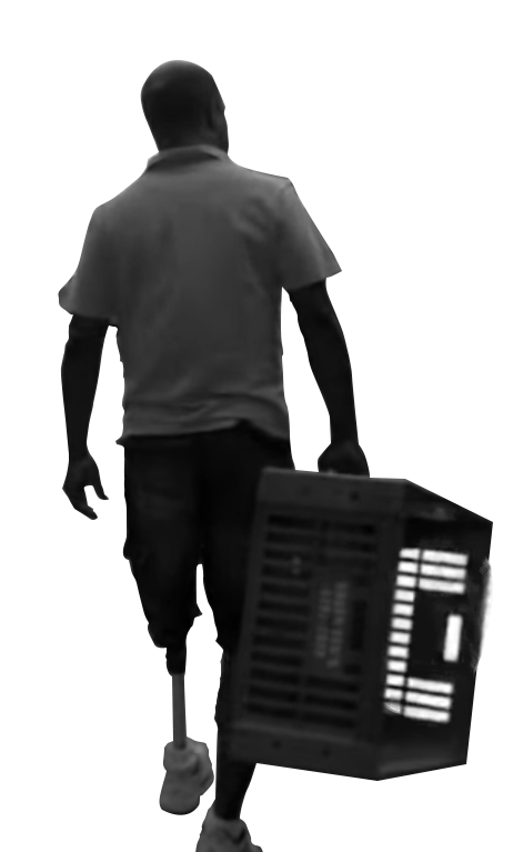 Imagem em preto e branco de homem negro de costas, com cabelos curtos e prótese na perna esquerda, segurando uma caixa.