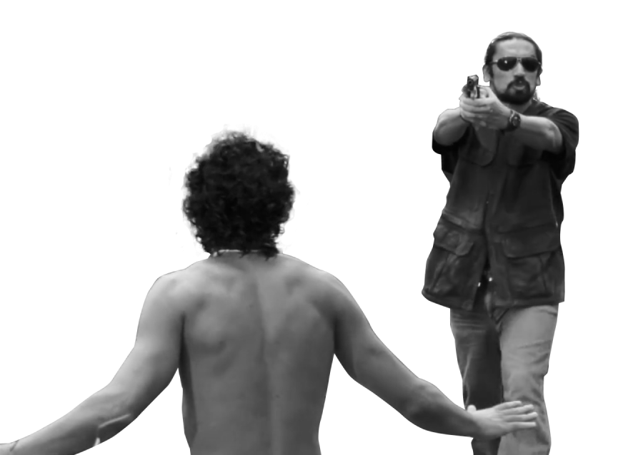 Imagem em preto e branco de um homem branco vestindo um colete, apontando a arma para outro homem, de costas, sem camisa.