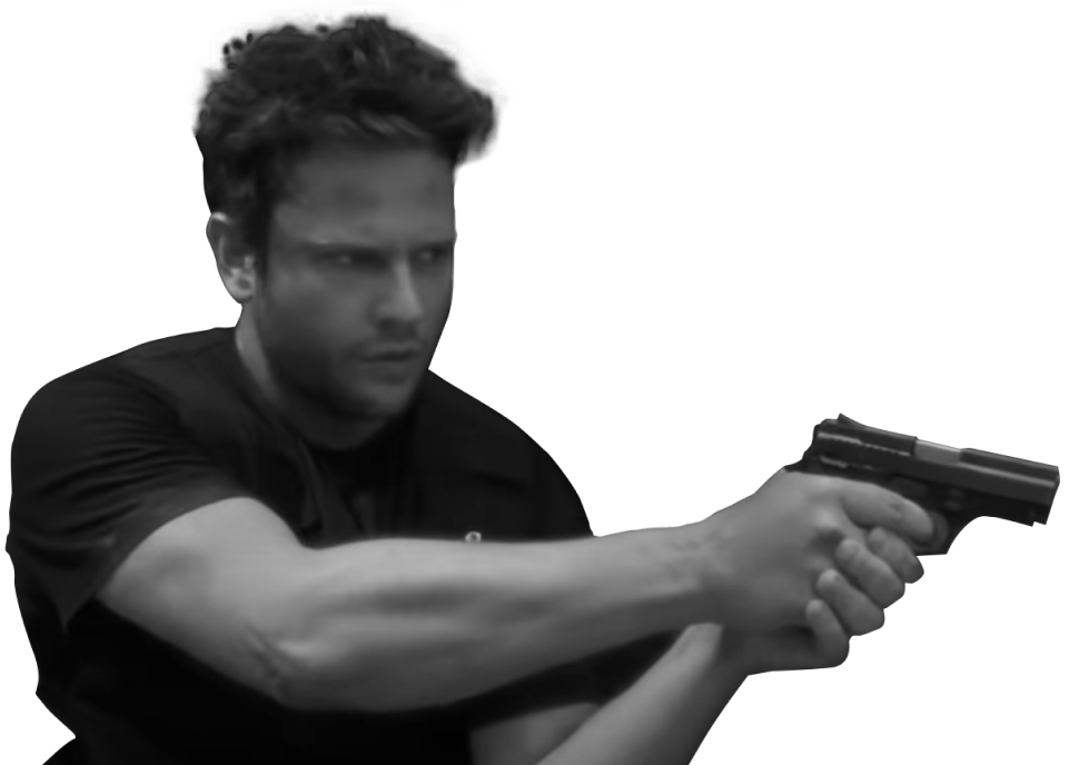 Imagem em preto e branco de homem branco de cabelos curtos com camiseta preta, segurando uma arma de fogo com as duas mãos.