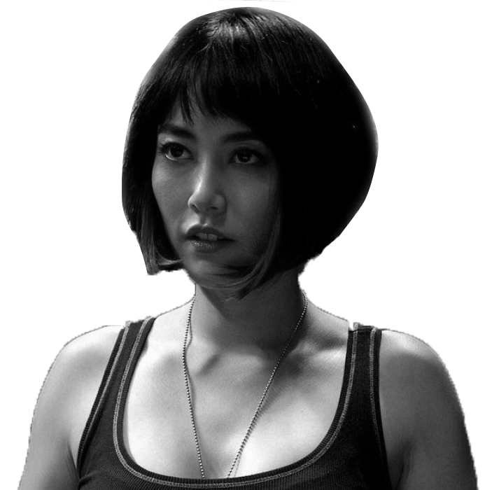 Imagem em preto e branco de mulher asiática, de cabelos curtos na altura da nuca, vestindo uma regata preta.