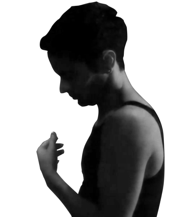 Imagem em preto e branco de um homem branco vestindo uma regata preta, olhando para o próprio braço.