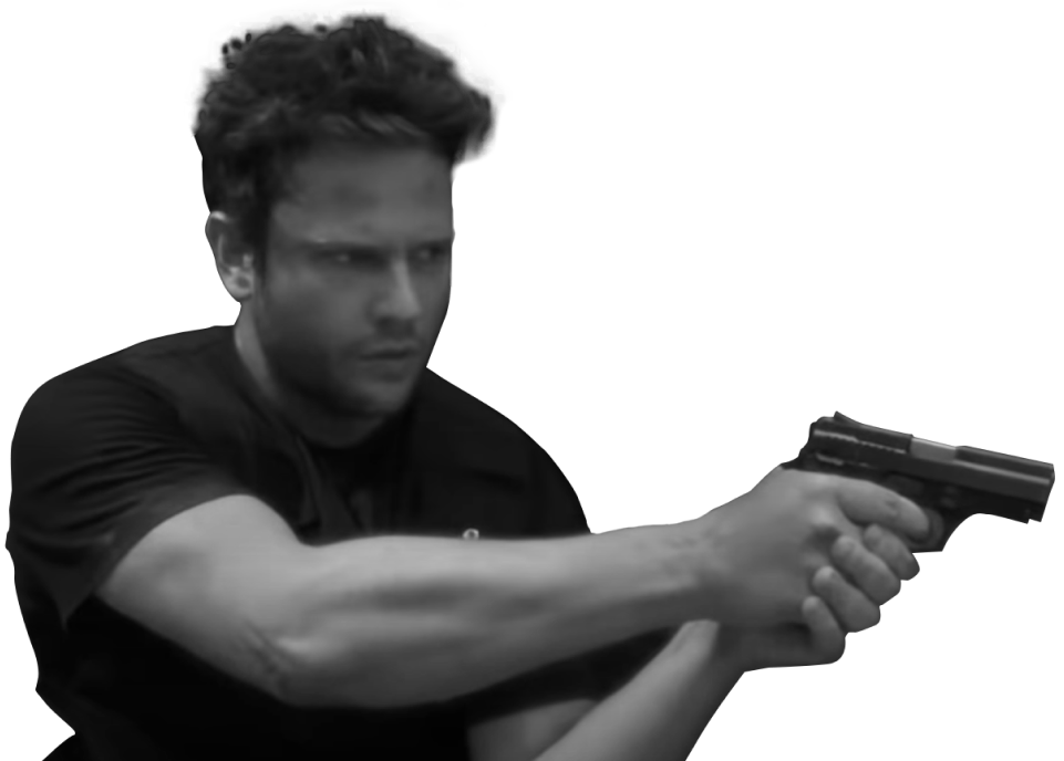 Imagem em preto e branco de homem branco de cabelos curtos com camiseta preta, segurando uma arma de fogo com as duas mãos.