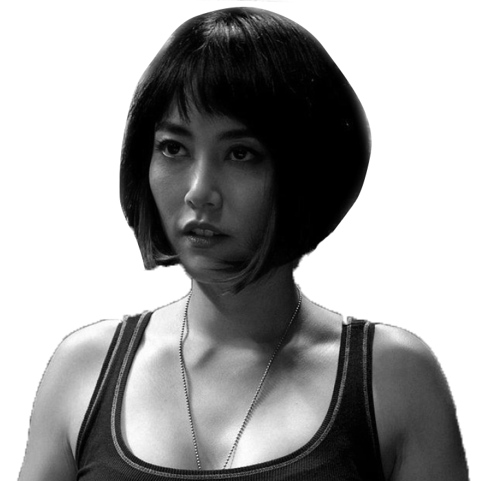 Imagem em preto e branco de mulher asiática, de cabelos curtos na altura da nuca, vestindo uma regata preta.