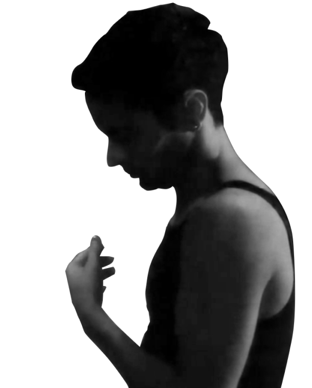 Imagem em preto e branco de um homem branco vestindo uma regata preta, olhando para o próprio braço.