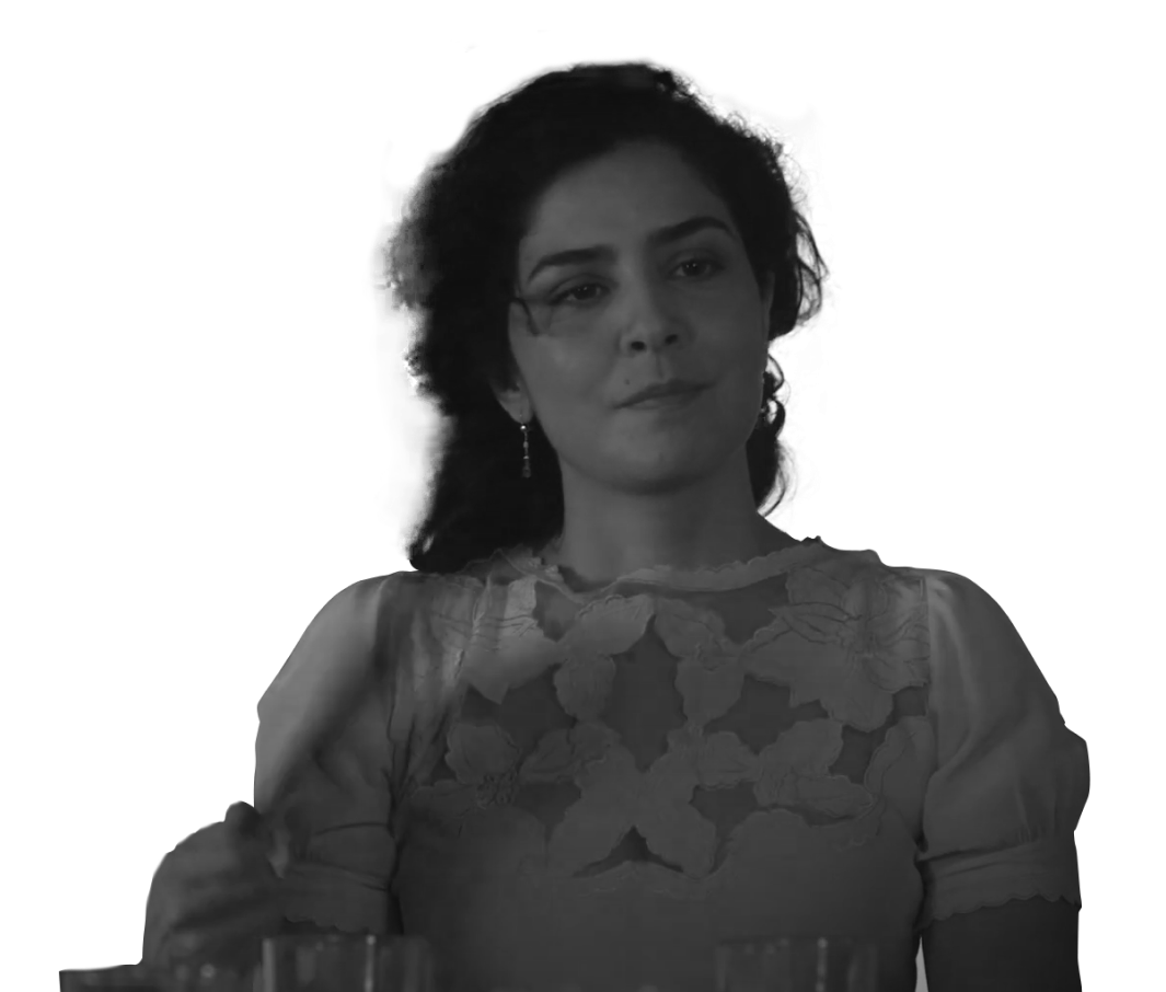 Imagem em preto e branco de mulher branca com cabelos escuros, usando um vestido claro, de época, com renda.