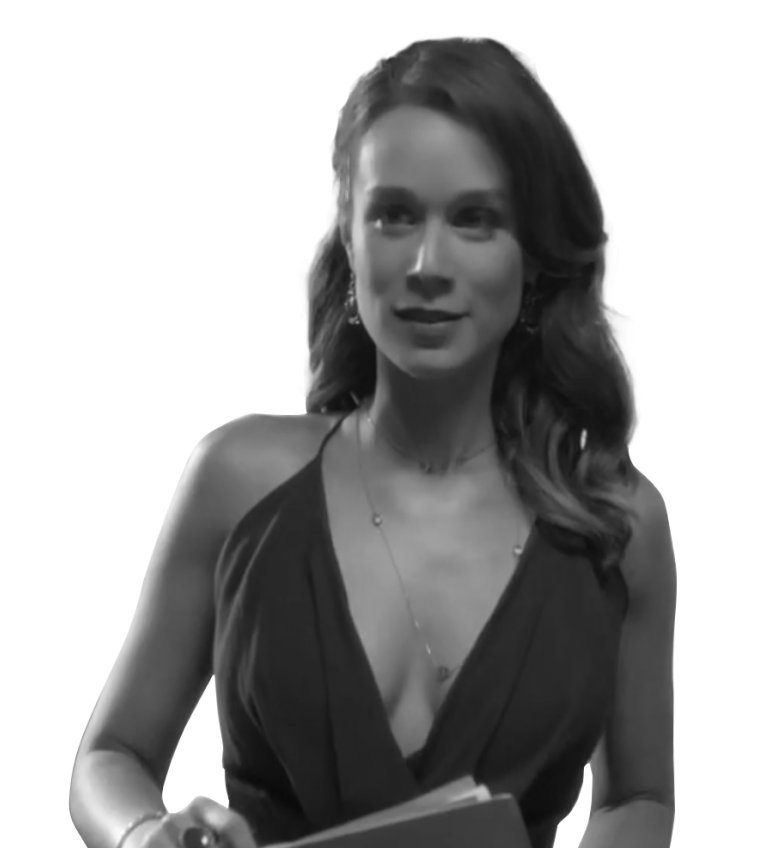 Imagem em preto e branco de mulher branca com cabelos castanhos, usando um vestido decotado escuro e segurando alguns papéis.